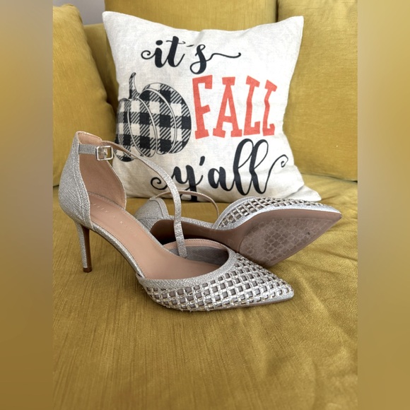 Kelly & Katie silver metallic shoes size 8 1/2 M - Picture 1 of 2